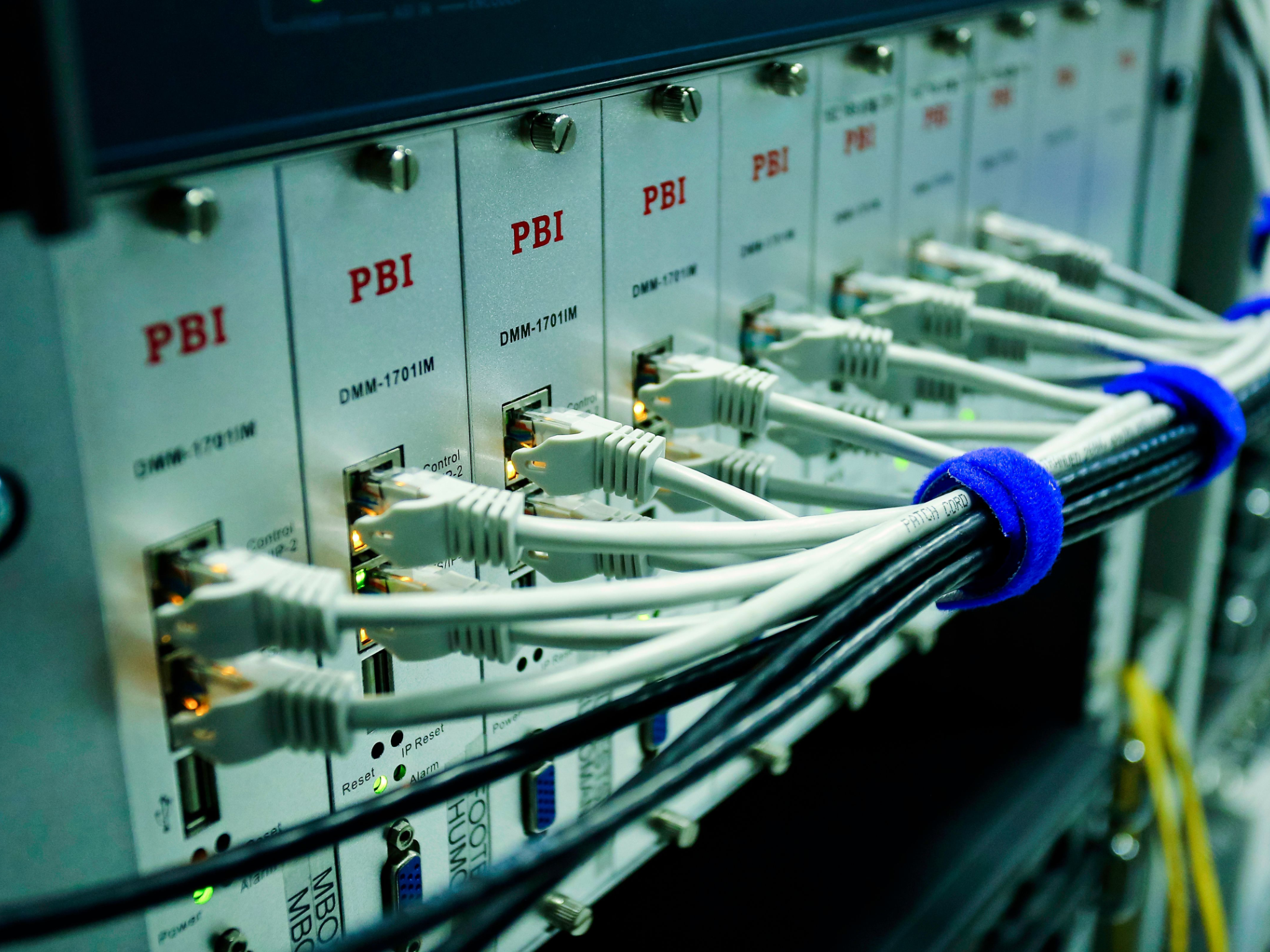 Managed network equipment installed in a rack